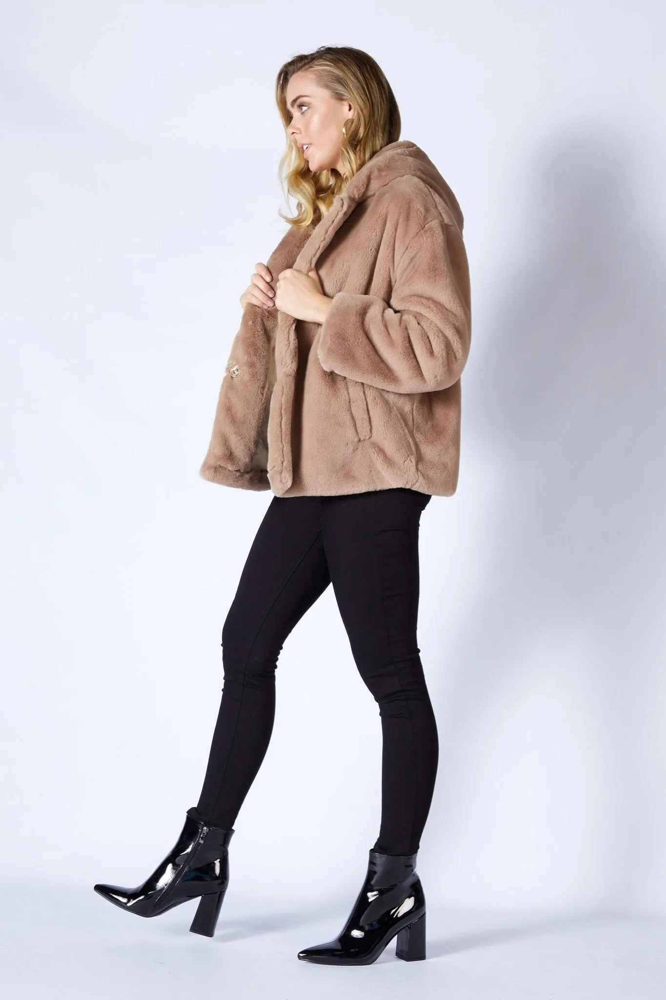 Fate   Becker Ellis Faux Fur Coat in Light Mocha