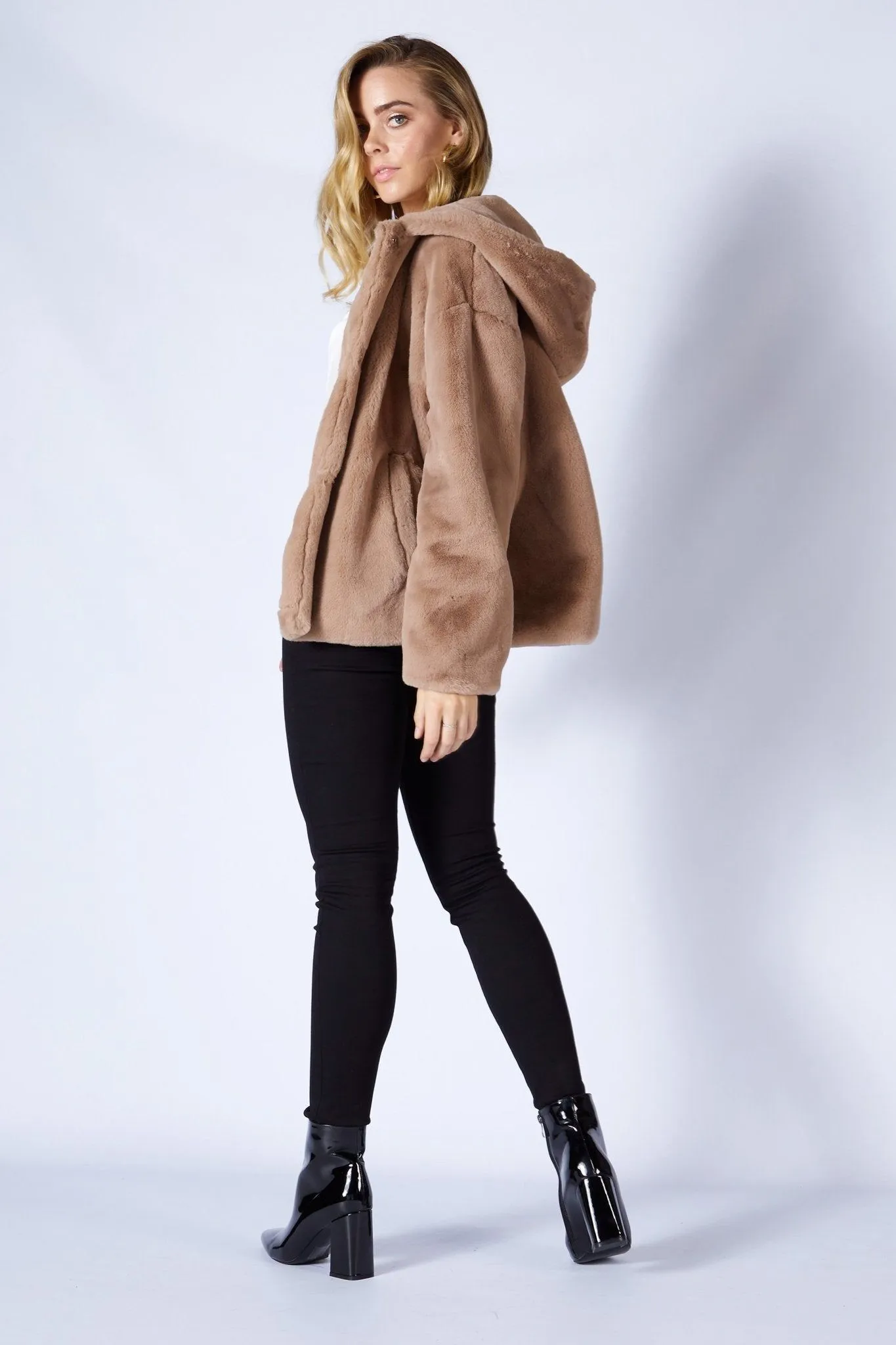 Fate   Becker Ellis Faux Fur Coat in Light Mocha